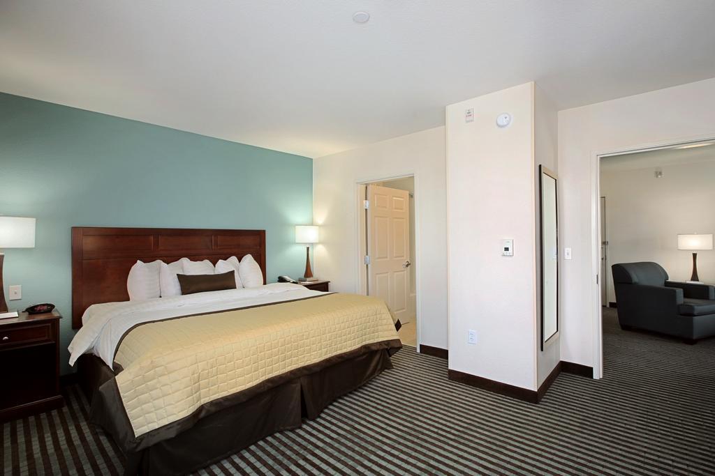 Baymont By Wyndham Denver International Airport Room photo
