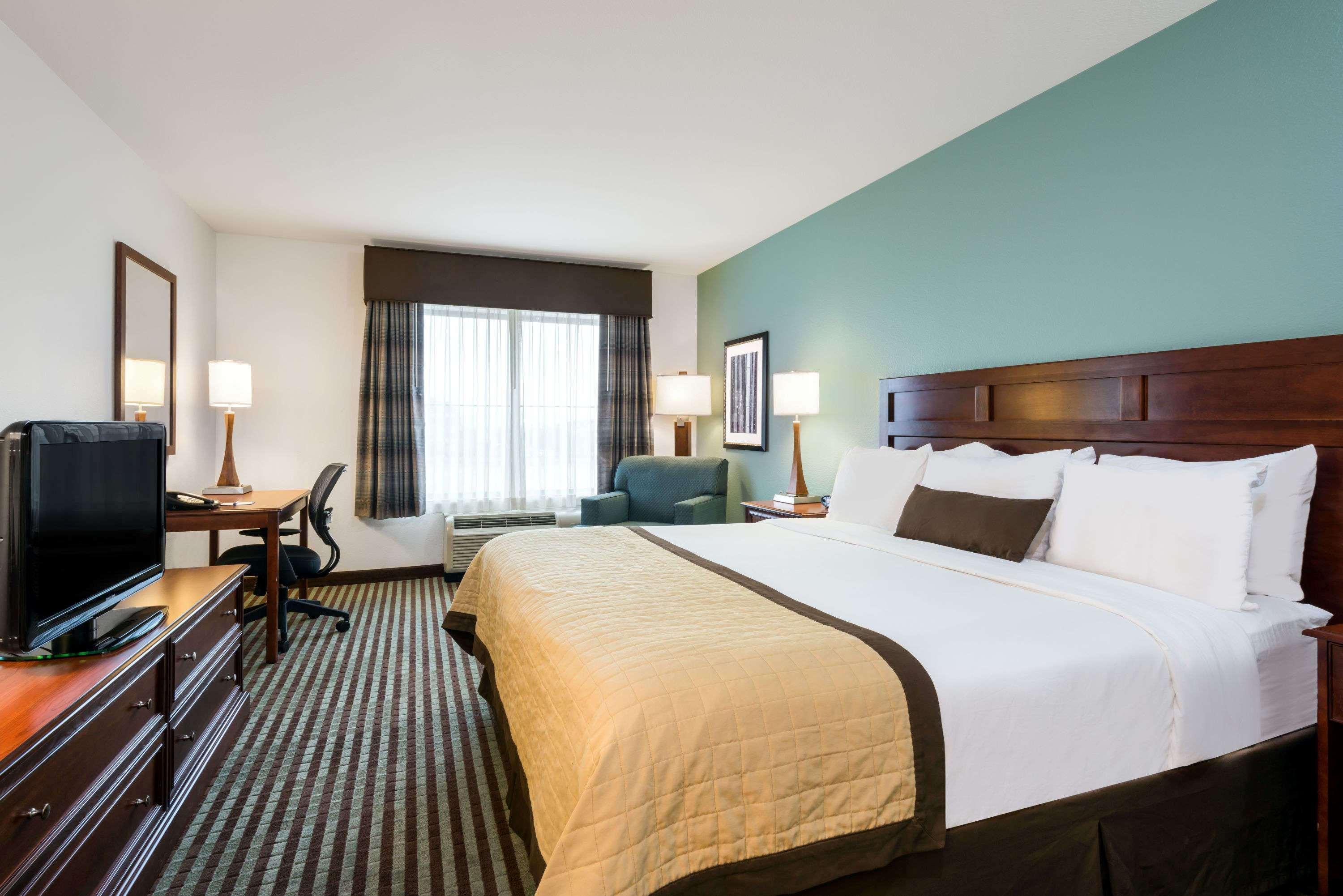 Baymont By Wyndham Denver International Airport Exterior photo