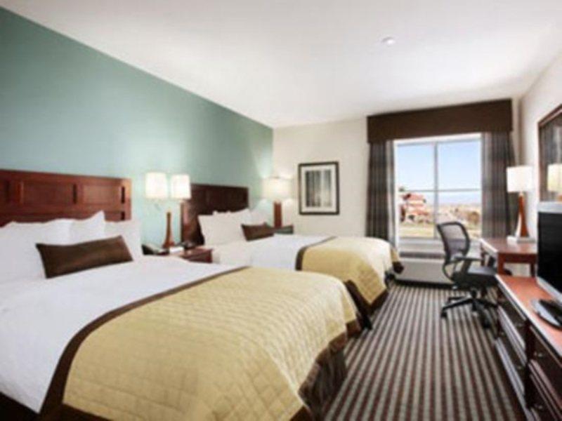 Baymont By Wyndham Denver International Airport Room photo